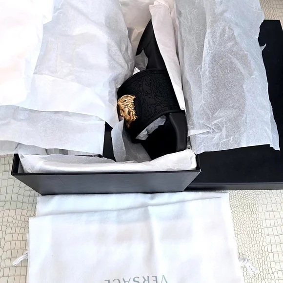 Brand New Versace Men\'s Nero-Oro Slides Gomma (EU 39) NEW VERSACE Gomma Blk Gold Medusa Rubber Pool Slides Men main image 3